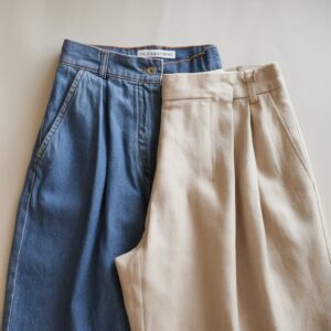Pantalon en Denim Bleu et Pantalon en Tissu Beige