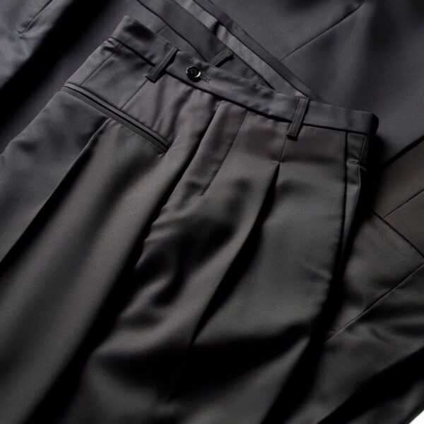 Pantalon Noir à Pinces Élégant